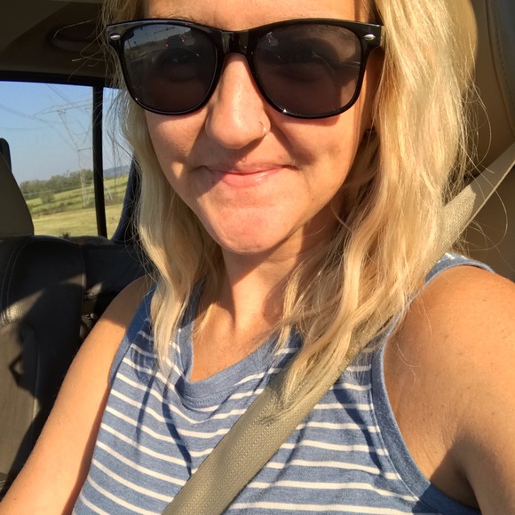 Meet your Posher, Amanda - Picture 2 of 2